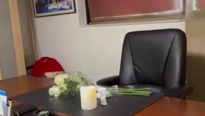 Συγκίνηση στον ΑΝΤ1 για τον Γιώργο Παπαδάκη: λουλούδια και κεριά στο γραφείο του - H εξομολόγηση Λιάγκα