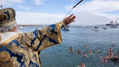 Τι συμβολίζουν τα Θεοφάνεια: η ρίψη του Σταυρού και ο Αγιασμός των σπιτιών