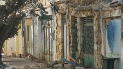 Σεισμόπληκτοι Αρκαλοχωρίου: Η ασυνεννοησία δύο Υπουργείων θέτει σε κίνδυνο τα χρήματα του «Εξ Οικονομώ 2025»