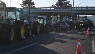 Νέα πρόσκληση της κυβέρνησης στους αγρότες για συνάντηση με τον πρωθυπουργό την Τρίτη – Η πρώτη τους αντίδραση