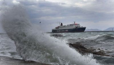Θυελλώδεις άνεμοι «έδεσαν» τα πλοία, απαγόρευση απόπλου σε πολλά λιμάνια