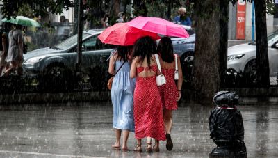 Αίθριος καιρός σήμερα με ζέστη αλλά και πρωινές μπόρες-Δείτε πού θα χρειαστεί ομπρέλα