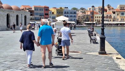 Με εκπτώσεις και κρατήσεις τελευταίας στιγμής εξελίσσεται η τουριστική σεζόν στην Κρήτη