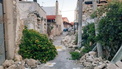 Θέμα newshub.gr: Παιδιά και κάτοικοι στο Αρκαλοχώρι ζουν δίπλα σε ερείπια γεμάτα με επικίνδυνο αμίαντο! (Φωτο)