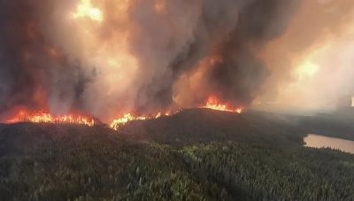 Καναδάς: Τουλάχιστον 800 τα πύρινα μέτωπα, τοξικά νέφη «καταπίνουν» πόλεις -Συγκλονιστικό βίντεο από πιλότο