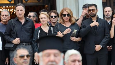 «Αθάνατη η πίκρα της απουσίας σου»: Θρήνος στο τελευταίο αντίο στη Μάρω Κοντού
