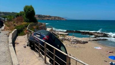 Ρέθυμνο: Στα προστατευτικά κάγκελα πάνω από παραλία «κρέμεται» αυτοκίνητο, μετά από σύγκρουση
