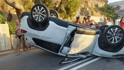 Σοβαρό τροχαίο στα Χανιά: Αυτοκίνητο τούμπαρε μετά από πρόσκρουση σε σταθμευμένο ΙΧ