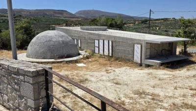 Ρημάζει χωρίς να βλέπει ολοκλήρωση το έργο του Αστεροσχολείου στη Συκιά Σητείας αλλά και το παρακείμενο θεατράκι του