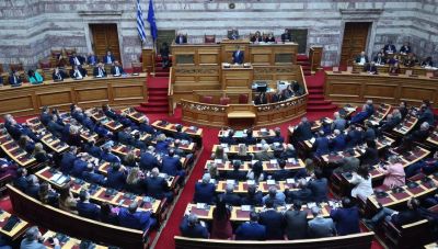 Στη Βουλή σήμερα ο Μητσοτάκης για τη Συνταγματική Αναθεώρηση -Πόλωση ΝΔ-ΠΑΣΟΚ, σφοδρά πυρά από την κυβέρνηση