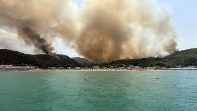 Ιταλία: Πάνω από 400 άνθρωποι απομακρύνθηκαν δια θαλάσσης λόγω μεγάλης πυρκαγιάς στην Απουλία