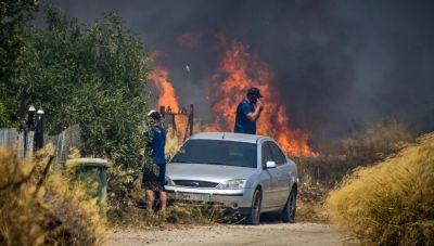 Σε πύρινο κλοιό η Αργολίδα: Στις φλόγες σπίτια στο Φίχτι -Ενισχύθηκαν οι δυνάμεις