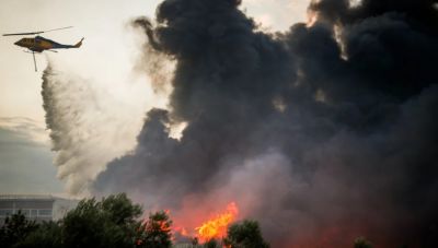 Θεσσαλονίκη: Καλύτερη η εικόνα μετά την ολονύχτια μάχη με τη φωτιά στο Ωραιόκαστρο- Κάηκαν εργοστάσια και βιοτεχνίες (φωτο)