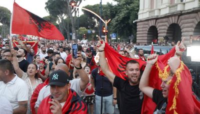 «Η Αλβανία δεν πωλείται» φωνάζουν οι διαδηλωτές, συγκρούσεις με την αστυνομία και συλλήψεις στα Τίρανα