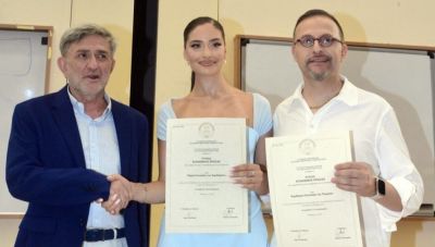 Από την ενορία στο αμφιθέατρο: Ο Κρητικός ιερέας που έγινε συμφοιτητής της κόρης του