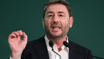 Ο Νίκος Ανδρουλάκης συζητά με νέους στη Δραπετσώνα για τα προβλήματά τους -Δείτε live