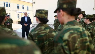Δένδιας στις εθελόντριες οπλίτες στη Λαμία: «Προσφέρετε ένα λαμπρό παράδειγμα στον Ελληνισμό»