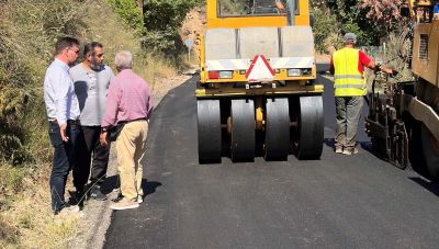 Στις εργασίες ασφαλτόστρωσης από τα Λινοπεράματα προς τη Ροδιά ο Δήμαρχος Μαλεβιζίου Μενέλαος Μποκέας