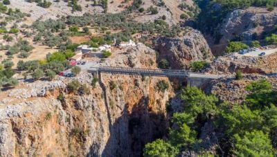 Κρήτη: Η υψηλότερη γέφυρα της Ελλάδας βρίσκεται στην Αράδαινα και κόβει την ανάσα- Λεωφορείο περνάει στο όριο σε ύψος 138 μέτρων