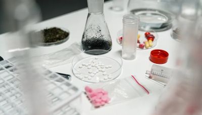 Ναρκωτικά: Πώς η ΕΕ αντιμετωπίζει τη διακίνηση και τη χρήση συνθετικών ουσιών -Η νέα στρατηγική