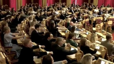 Viral οι βουλευτές της Νορβηγίας λόγω Μουντιάλ: «Τράβηξαν» κουπί σαν τους Βίκινγκς μέσα στο Κοινοβούλιο (βίντεο)