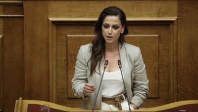 Ραλλία Χρηστίδου: «Αρκαλοχώρι: 5 χρόνια μετά, το κράτος ακόμα τους κρατά στα κοντέινερ»