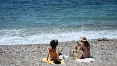 Bloomberg: Η Ελλάδα ανακάμπτει, αλλά οι Έλληνες δεν έχουν χρήματα για διακοπές