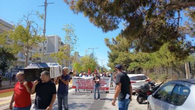Ηράκλειο: Με φέρετρο στα χέρια η συγκέντρωση και πορεία των Οικοδόμων στο κέντρο της πόλης (φωτο)