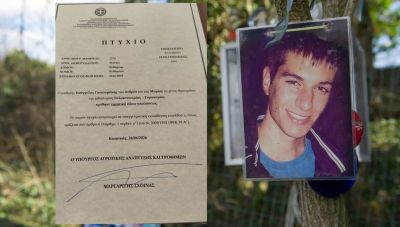 Η σχολή του Βαγγέλη Γιακουμάκη του απένειμε τιμητικά πτυχίο - Το παρέλαβε ο Μαργαρίτης Σχοινάς