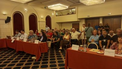 Ηράκλειο: Διαμαρτυρία και «βέλη» στο Περιφερειακό Συμβούλιο Κρήτης για τη Δομή μεταναστών από τους κατοίκους (Βίντεο + Φωτο)