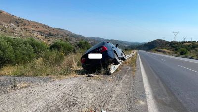 Τροχαίο ατύχημα στον δρόμο προς Αγία Βαρβάρα –  Αυτοκίνητο κατέληξε στο κιγκλίδωμα (φωτογραφίες)