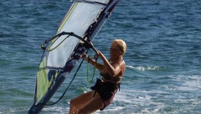 Αναστασία Γερολυμάτου: Μια σέρφερ ετών 88 που σπάει όλα τα κοντέρ