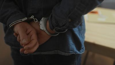 Συνελήφθη αξιωματικός της ΕΛ.ΑΣ. μετά από καταγγελία για άσκηση σωματικής βίας σε κρατούμενο