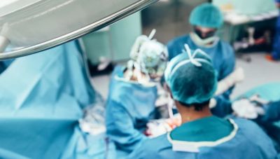 Απογευματινά χειρουργεία: Ολοκληρώνεται το δωρεάν πρόγραμμα -Μείωση κατά 98%, από τους 90.000 ασθενείς, έπεσαν στους 7.000