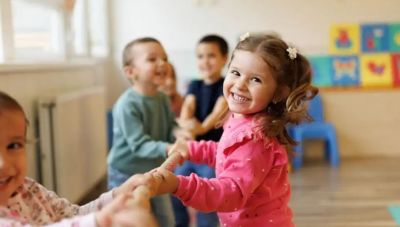 Έκτακτο επίδομα παιδιού: Μέχρι αύριο στους λογαριασμούς ενός εκ. δικαιούχων τα 150 ευρώ