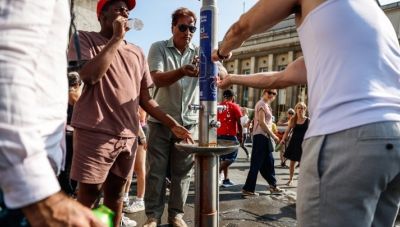 «Λιώνει» η Ευρώπη λόγω καύσωνα: Αστυνομικοί δροσίζουν πολίτες στη Γερμανία, αυγά ψήνονται στον ήλιο στην Πολωνία, 1000 νεκροί στη Γαλλία