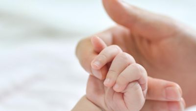 Σοκ στη Γαλλία: Νεκρές εντοπίστηκαν δίδυμες αδερφές 15 μηνών στο κρεβάτι τους από αφυδάτωση - Υπό κράτηση οι γονείς