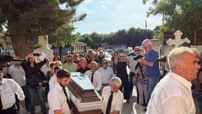 Καλαμάτα: Ράγισαν καρδιές στην κηδεία της 39χρονης μητέρας-Με λευκά λουλούδια την αποχαιρέτησαν φίλοι και συγγενείς