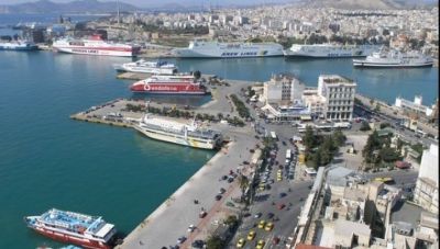 Λιμάνι Πειραιά: Μεγάλη επιχείρηση μετά από πτώση ταξί στη θάλασσα