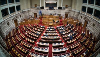 Βουλή: Υπερψηφίστηκε στην Ολομέλεια το φορολογικό νομοσχέδιο