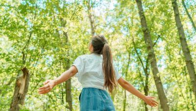 «Αφήστε τα παιδιά έξω»: Οικογενειακός θεραπευτής εξηγεί γιατί τους κάνει καλό η φύση