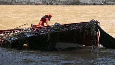 Φορτηγό έπεσε από γέφυρα στην Κίνα - Ενας νεκρός και εννέα αγνοούμενοι
