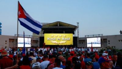Χιλιάδες Κουβανοί έξω από την αμερικανική πρεσβεία στην Αβάνα – Διαδήλωση κατά των αμερικανικών διώξεων στον Ραούλ Κάστρο
