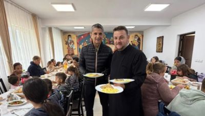 Συγκίνησε ο Λουτσέσκου: Πρόσφερε πάνω από 100 μερίδες φαγητού σε κοινότητα στη Ρουμανία στη μνήμη του πατέρα του