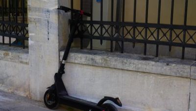 Ηλεκτρικά πατίνια: 400 ατυχήματα ανηλίκων το 2025 – Οι μισοί για νοσηλεία στο νοσοκομείο