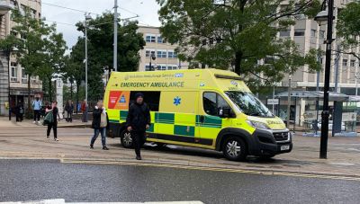 Νεκρή 30χρονη μετά από πυροβολισμούς έξω από μπαρ στη βρετανική πόλη Σέφιλντ
