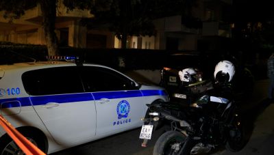 «Προσοχή, πιθανό να είναι στο σπίτι»: Ηχητικά ντοκουμέντα με τις συνομιλίες της ΕΛΑΣ για τον 57χρονο που πυροβόλησε τη σύζυγό του και αυτοκτόνησε