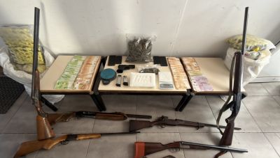 «Λαβράκι»  της ΕΛ.ΑΣ. στον Μυλοπόταμο: Πάνω από 1 κιλό κοκαΐνης, όπλα και 32.800 ευρώ κατασχέθηκαν σε μεγάλη αστυνομική επιχείρηση