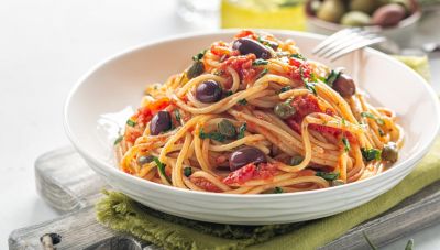 Σπαγγέτι με ντομάτα, ελιές και κάπαρη -Αρωματική και πικάντικη