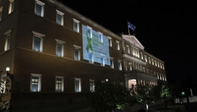 Φωταγωγήθηκε η Βουλή για την Παγκόσμια Ημέρα Γλαυκώματος